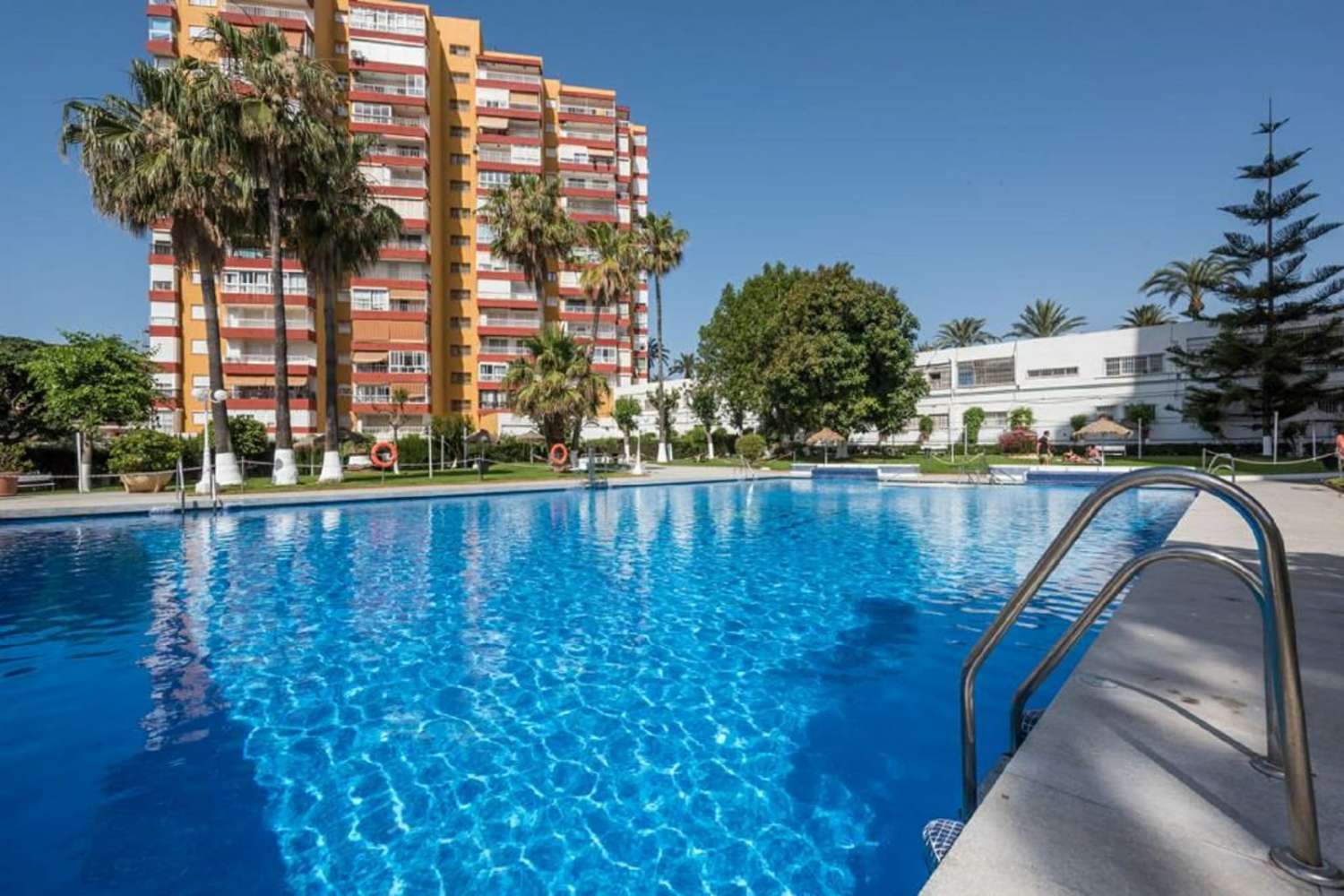 Se alquila desde 1.9.2025 - 30.6.2026   Y desde 01/09/2026 hasta 30/06/2027 bonito Apartamento en 2ª linea de playa en Benalmadena