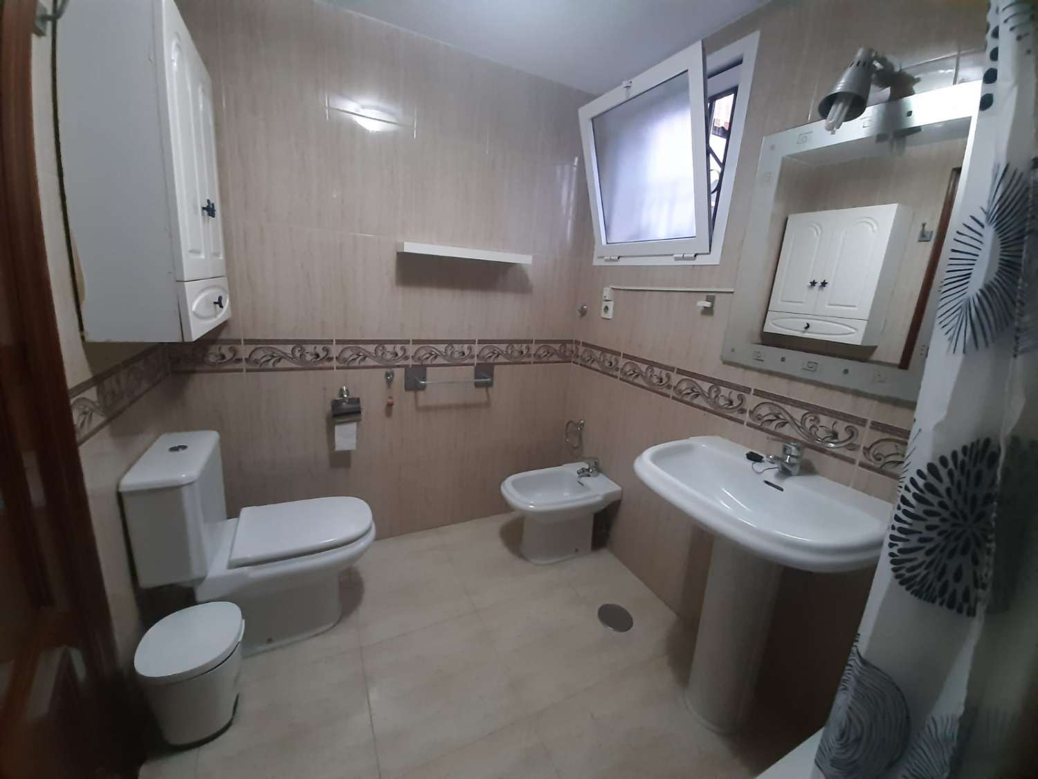 MEDIA TEMPORADA . SE ALQUILA BONITO APARTAMENTO EN PLANTA  BAJA   1.9.26 30.6,27 ENBENALMADENA