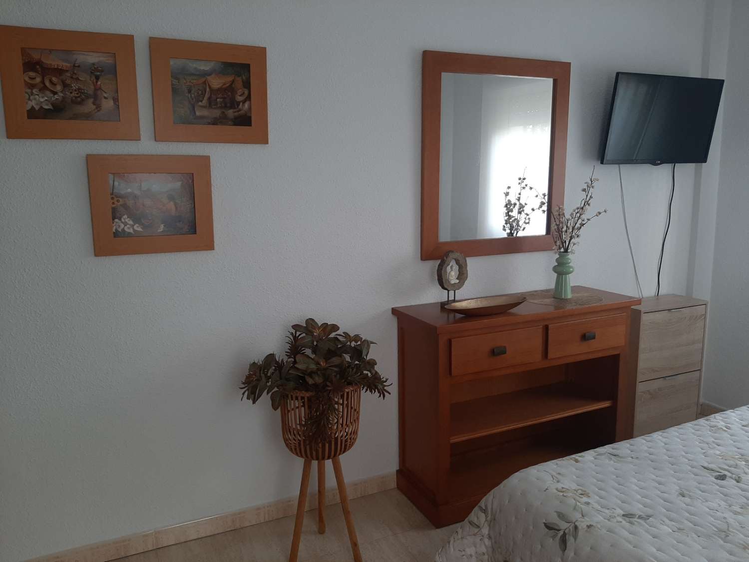 MEDIA TEMPORADA . SE ALQUILA BONITO APARTAMENTO EN PLANTA  BAJA   1.9.26 30.6,27 ENBENALMADENA
