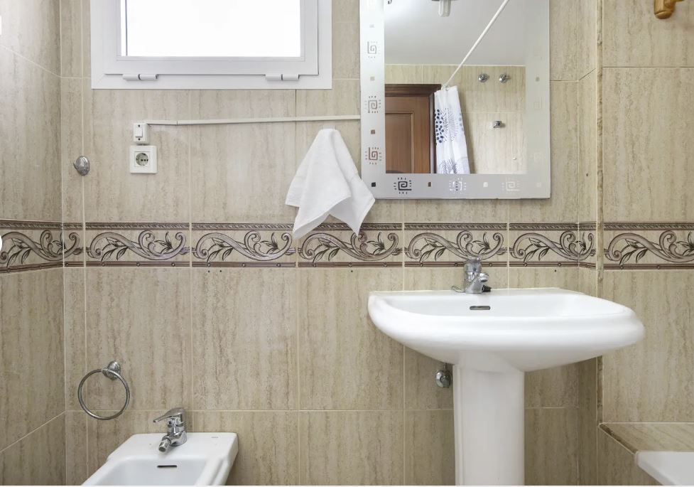 MEDIA TEMPORADA . SE ALQUILA BONITO APARTAMENTO EN PLANTA  BAJA   1.9.26 30.6,27 ENBENALMADENA