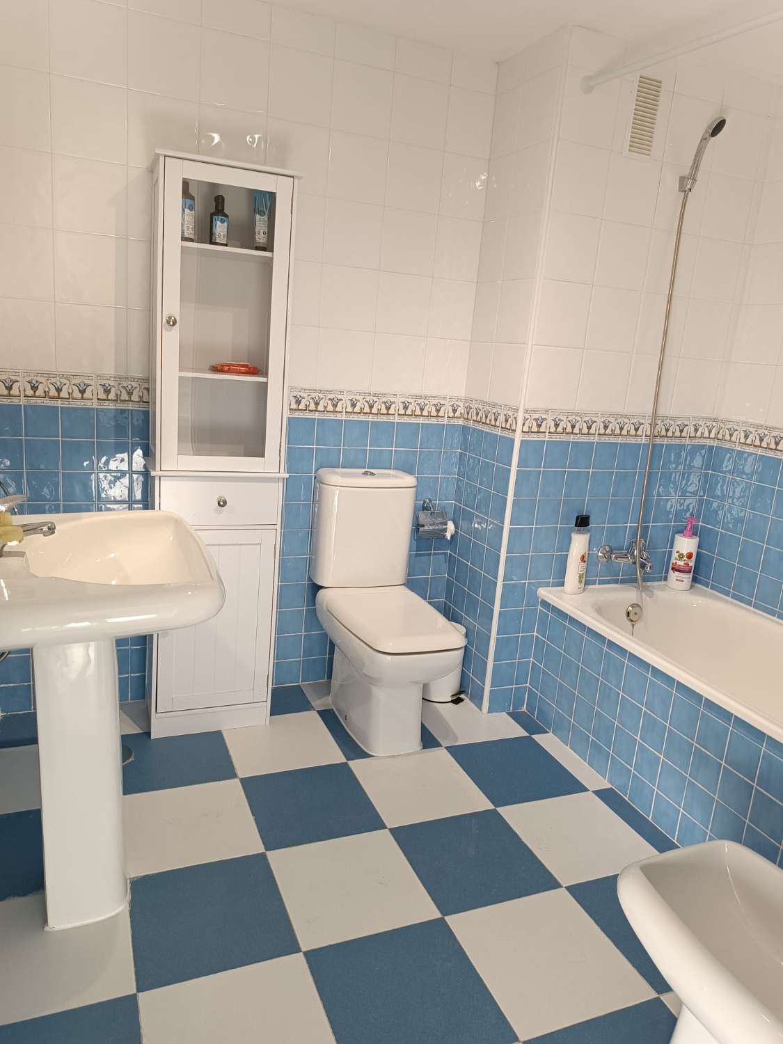 SE ALQUILA DESDE 16.4.26 - 30.6.26  y  DE 1.10.26-15.6-27  PRECIOSO   APARTAMENTO CON VISTAS AL MAR EN MARBELLA