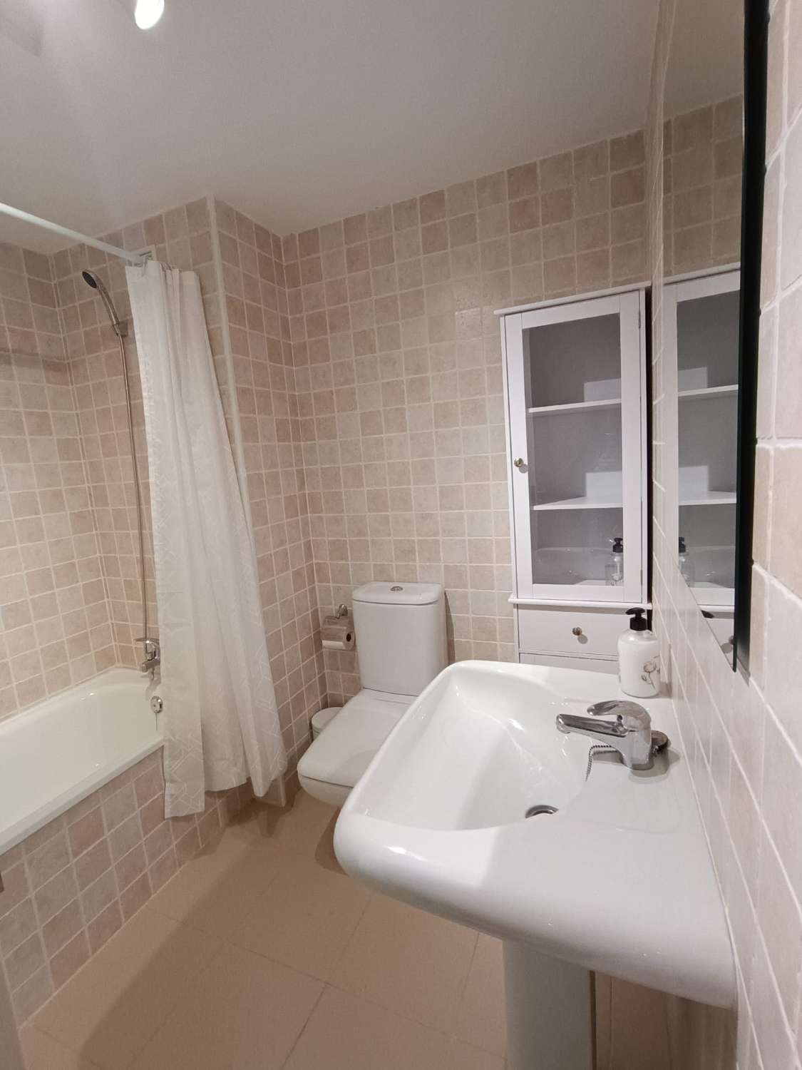 SE ALQUILA DESDE 16.4.26 - 30.6.26  y  DE 1.10.26-15.6-27  PRECIOSO   APARTAMENTO CON VISTAS AL MAR EN MARBELLA