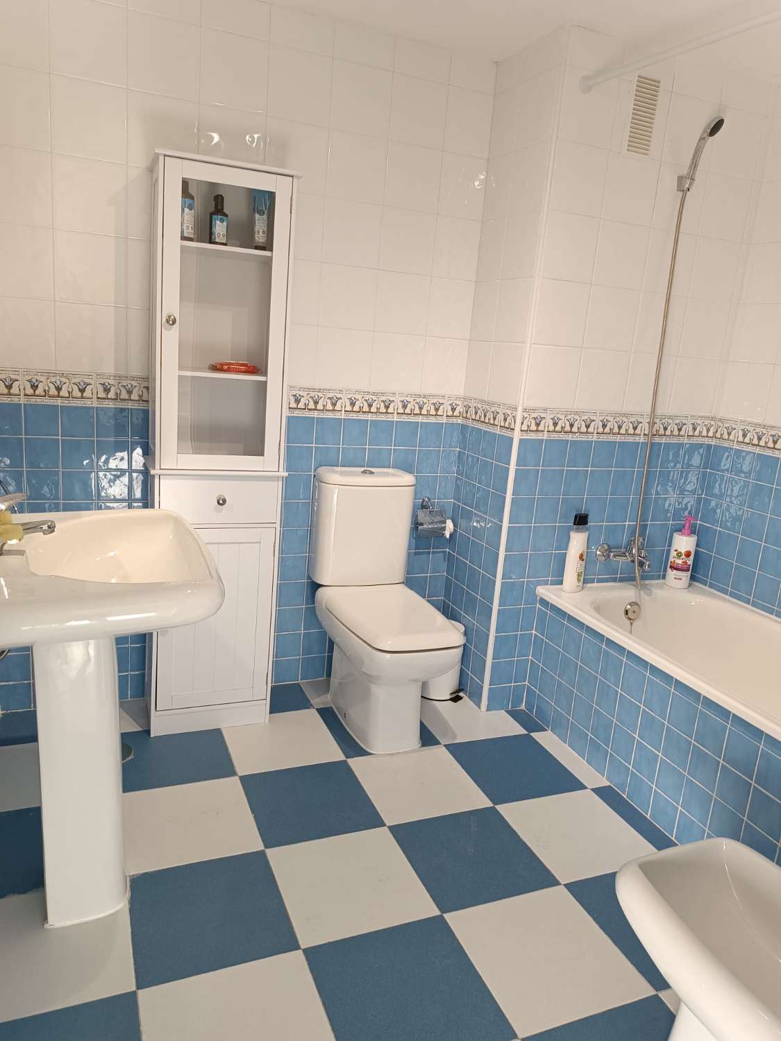 SE ALQUILA DESDE 16.4.26 - 30.6.26  y  DE 1.10.26-15.6-27  PRECIOSO   APARTAMENTO CON VISTAS AL MAR EN MARBELLA