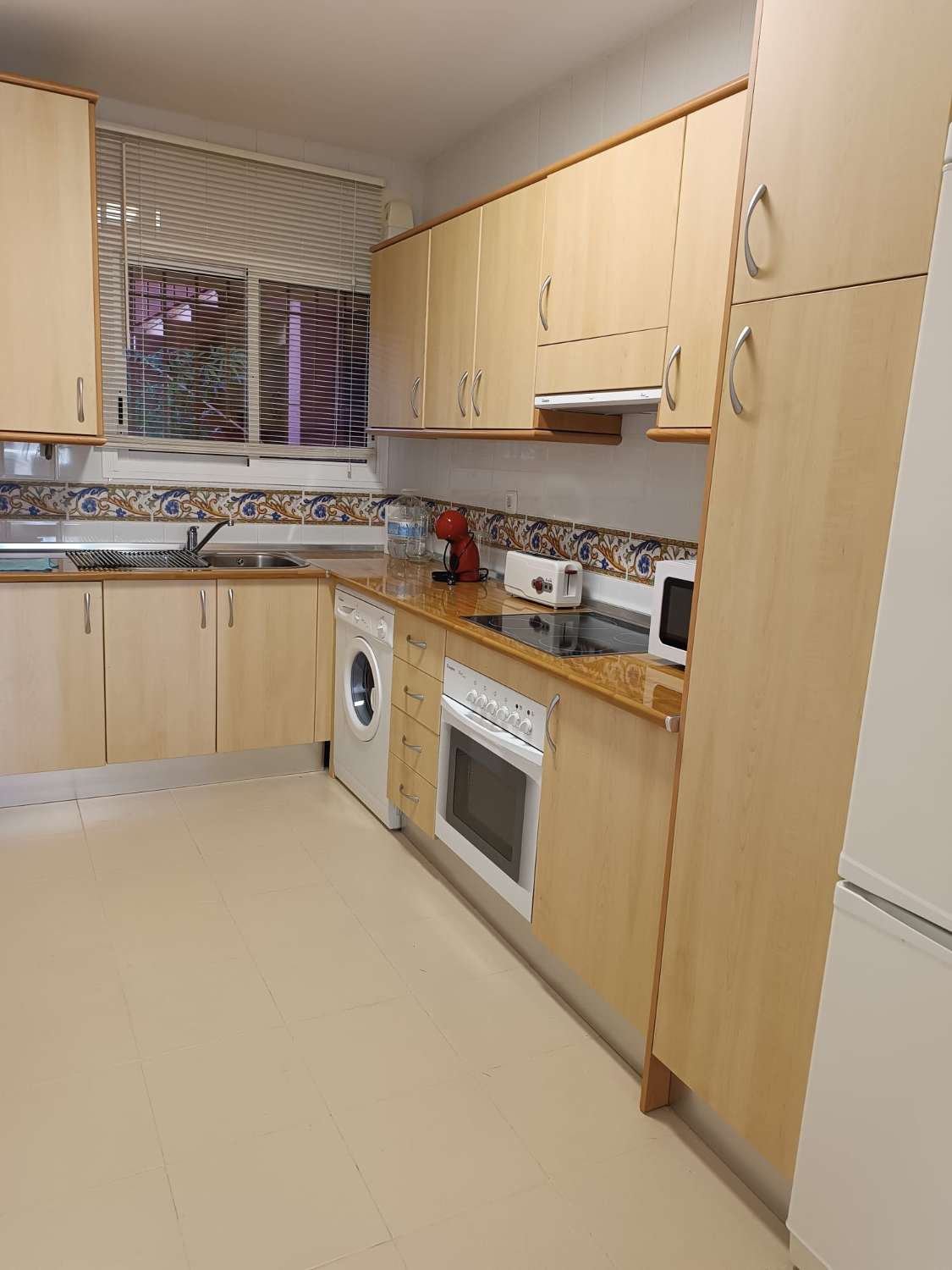 SE ALQUILA DESDE 16.4.26 - 30.6.26  y  DE 1.10.26-15.6-27  PRECIOSO   APARTAMENTO CON VISTAS AL MAR EN MARBELLA