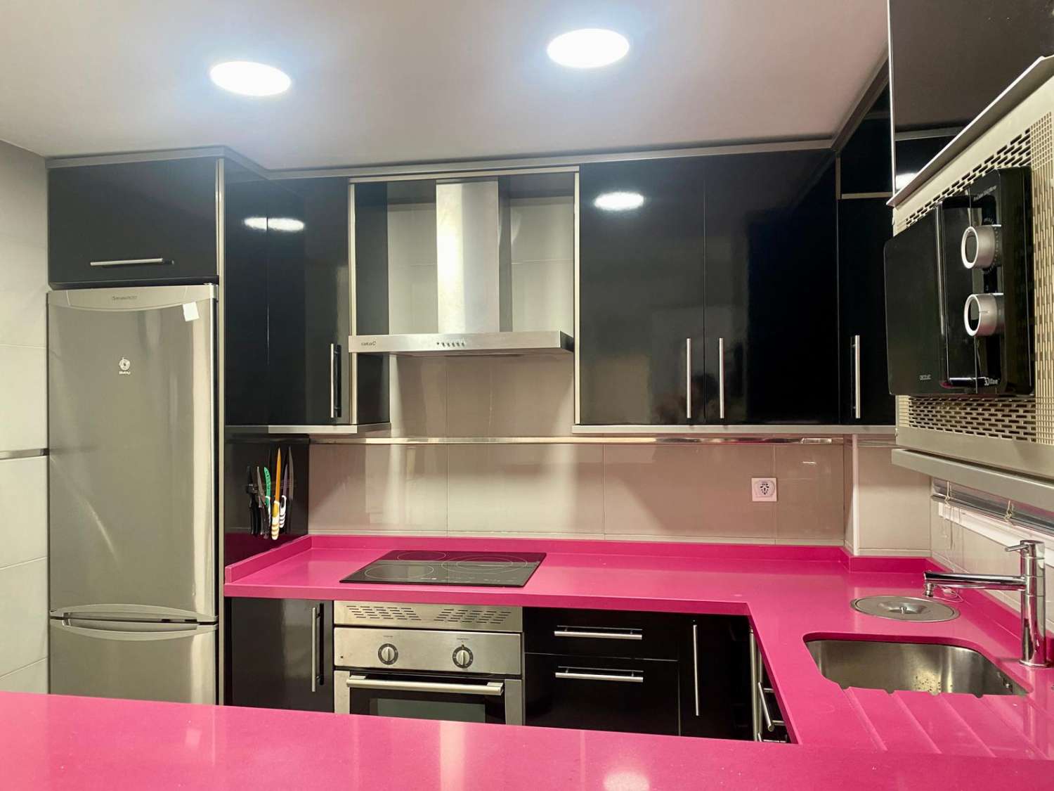 MEDIA TEMPORADA . SE ALQUILA  DESDE 1.10.26 - 31.05.27  MAGNIFICO APARTAMENTO CON VISTAS AL MAR EN EL BAJONDILLO (TORREMOLINOS)