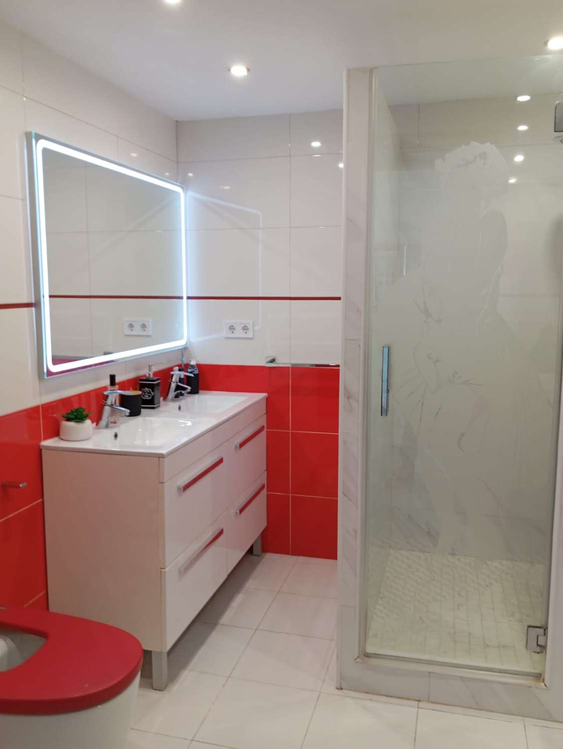 MEDIA TEMPORADA . SE ALQUILA  DESDE 1.10.26 - 31.05.27  MAGNIFICO APARTAMENTO CON VISTAS AL MAR EN EL BAJONDILLO (TORREMOLINOS)