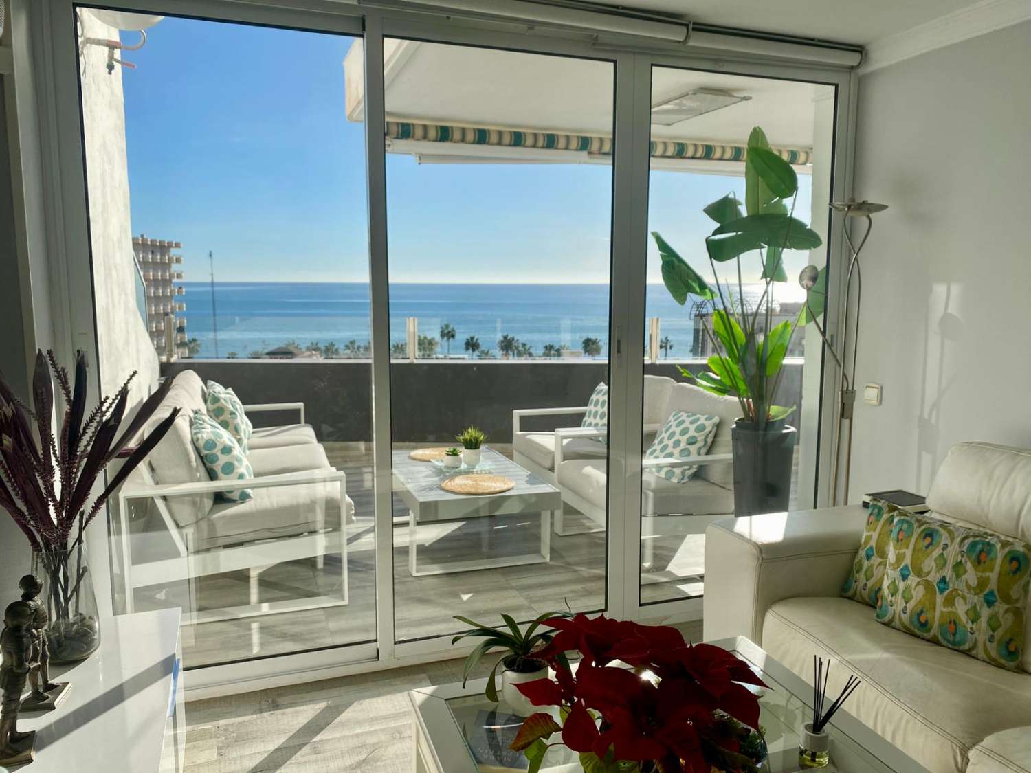 MEDIA TEMPORADA . SE ALQUILA  DESDE 1.10.26 - 31.05.27  MAGNIFICO APARTAMENTO CON VISTAS AL MAR EN EL BAJONDILLO (TORREMOLINOS)
