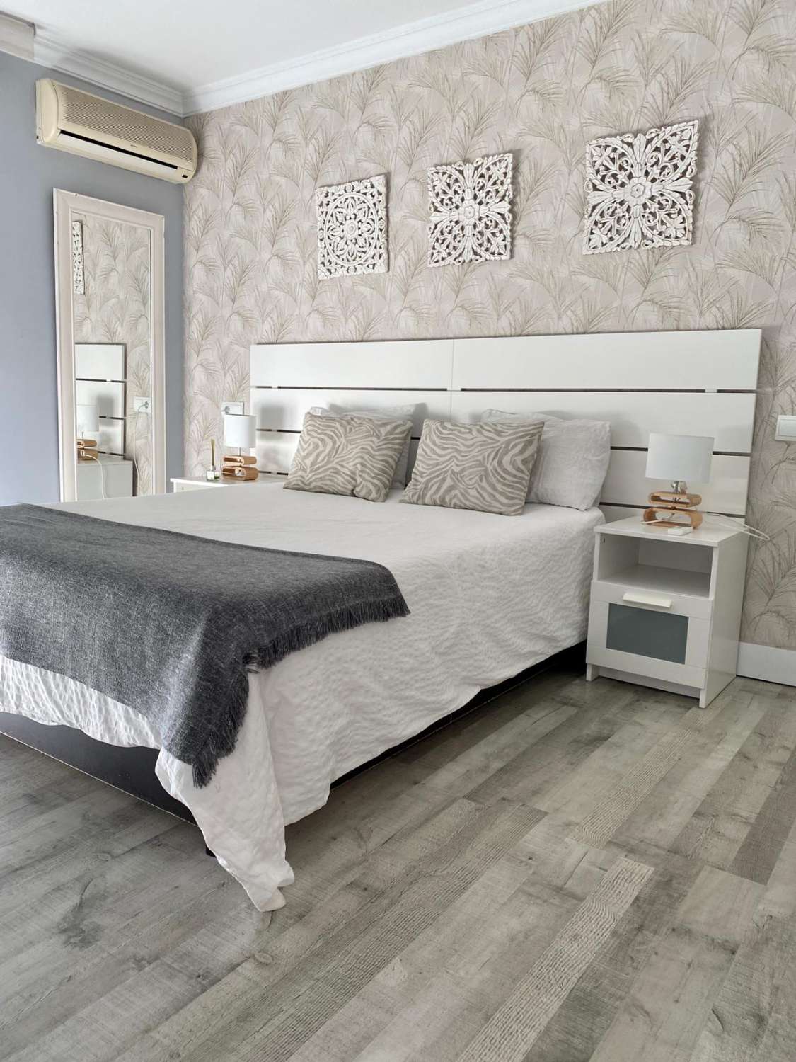 MEDIA TEMPORADA . SE ALQUILA  DESDE 1.10.26 - 31.05.27  MAGNIFICO APARTAMENTO CON VISTAS AL MAR EN EL BAJONDILLO (TORREMOLINOS)