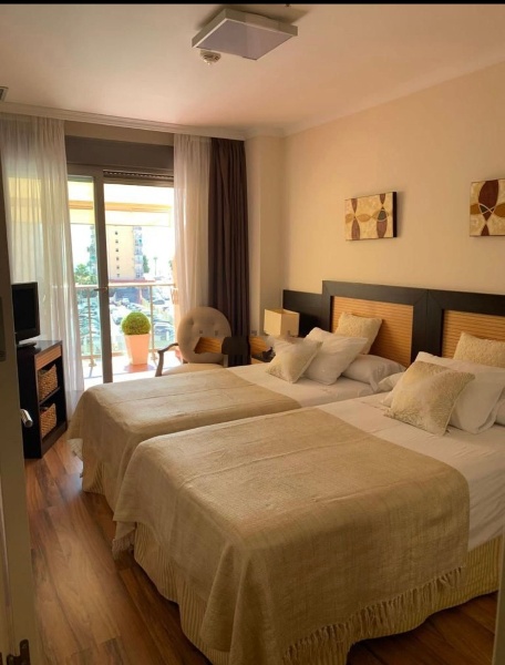 SE ALQUILA  DESDE 02.04.26.-30.6.26 Y DESDE 01/09/2026-30/06/2027 BONITO APARTAMENTO CON VISTAS AL MAR A 200 METROS DE LA PLAYA EN BENALMADENA