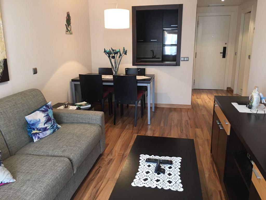 SE ALQUILA  DESDE 02.04.26.-30.6.26 Y DESDE 01/09/2026-30/06/2027 BONITO APARTAMENTO CON VISTAS AL MAR A 200 METROS DE LA PLAYA EN BENALMADENA