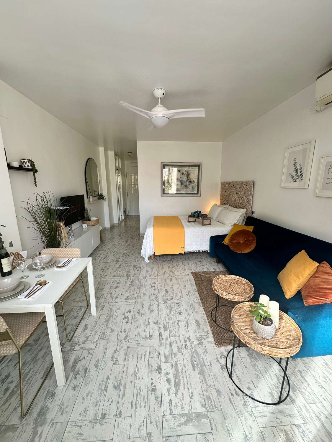 Se alquila  desde 01/09/2026- 30/06/2027  HERMOSO APARTAMENTO EN PLENO TORREMOLINOS CENTRO.