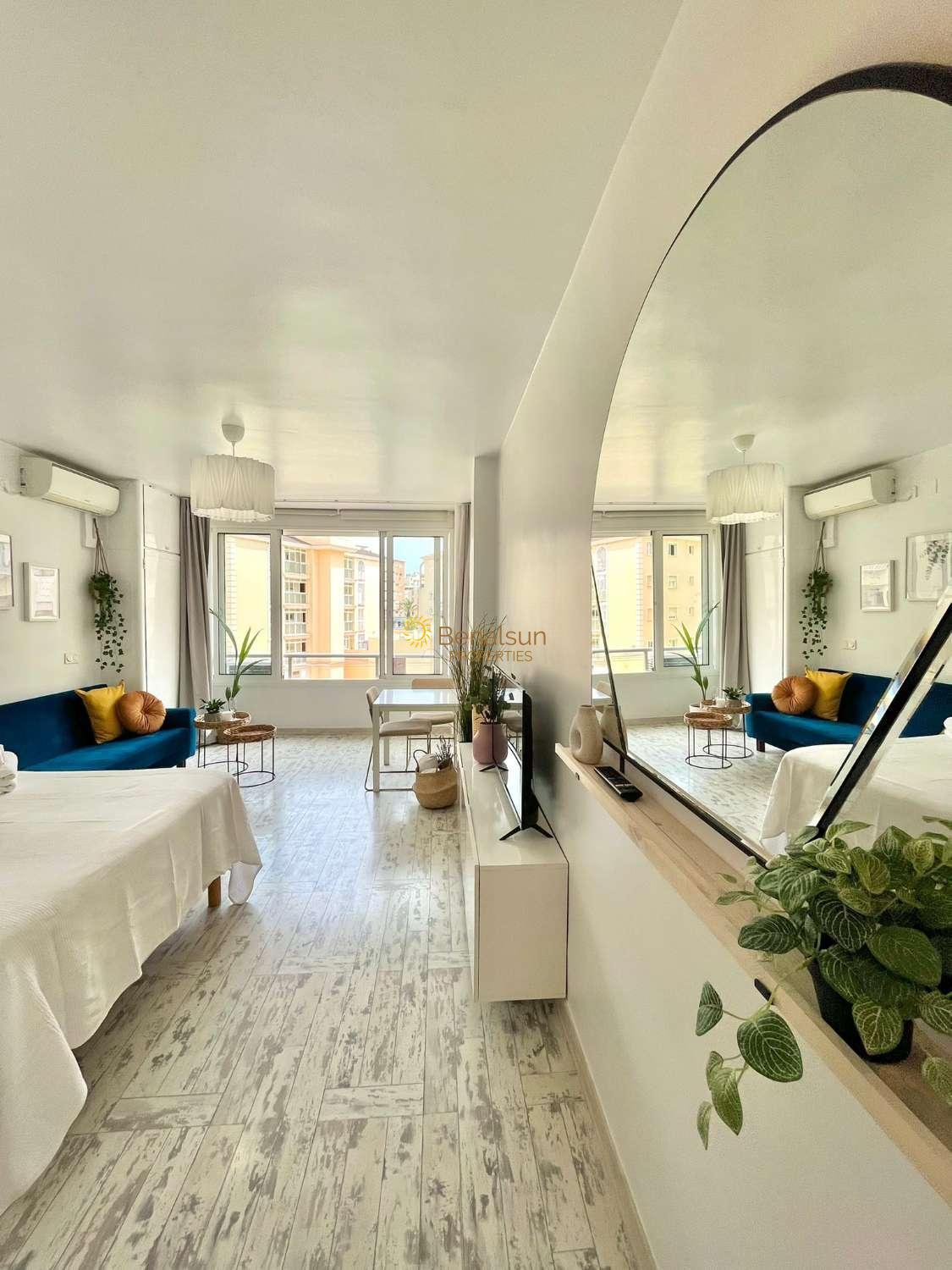 Se alquila  desde 01/09/2026- 30/06/2027  HERMOSO APARTAMENTO EN PLENO TORREMOLINOS CENTRO.