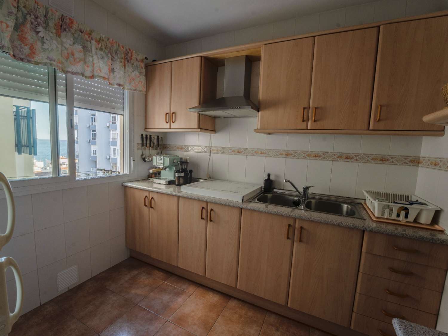 MEDIA TEMPORADA . SE ALQUILA DESDE EL 01/9/2026- 30/06/27 BONITO APARTAMENTO CON VISTAS AL MAR  EN LA CARIHUELA ( TORREMOLINOS)