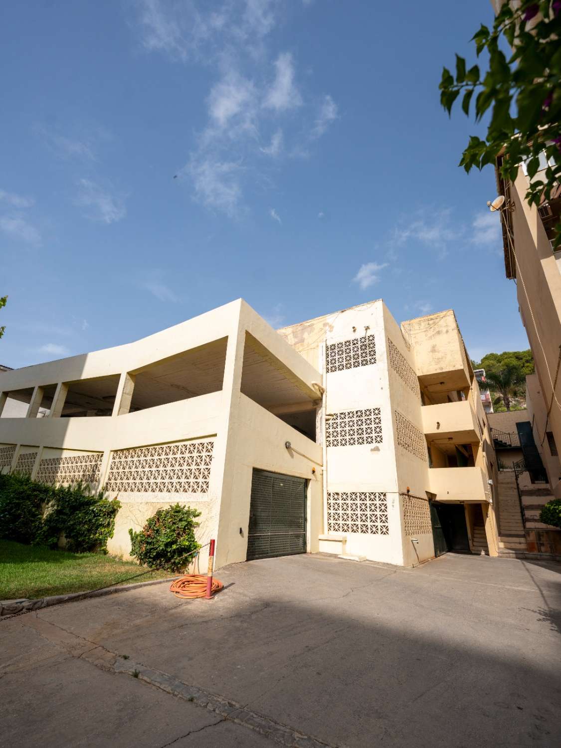 MEDIA TEMPORADA . SE ALQUILA DESDE EL 01/9/2026- 30/06/27 BONITO APARTAMENTO CON VISTAS AL MAR  EN LA CARIHUELA ( TORREMOLINOS)