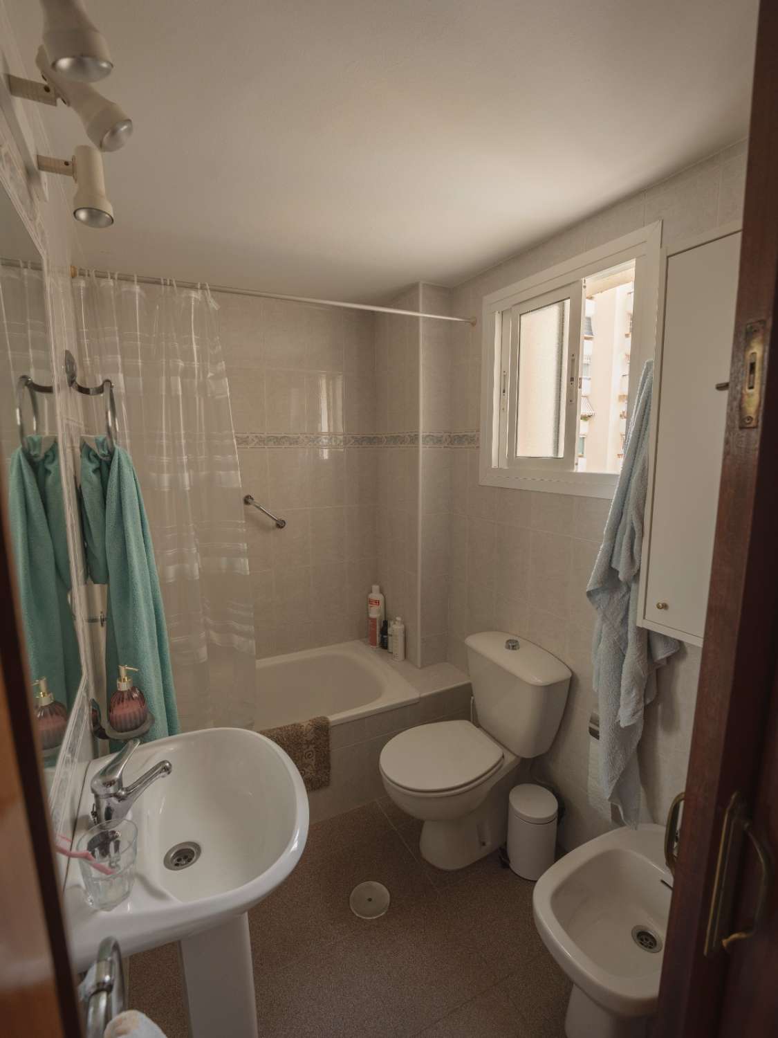 MEDIA TEMPORADA . SE ALQUILA DESDE EL 01/9/2026- 30/06/27 BONITO APARTAMENTO CON VISTAS AL MAR  EN LA CARIHUELA ( TORREMOLINOS)