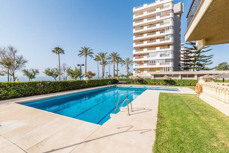 MEDIA TEMPORADA . SE ALQUILA  DESDE 1.10.26-31.05.27 MAGNIFICO ATICO   CON VISTAS AL MAR E EN ZONA LAS GAVIOTAS (FUENGIROLA )