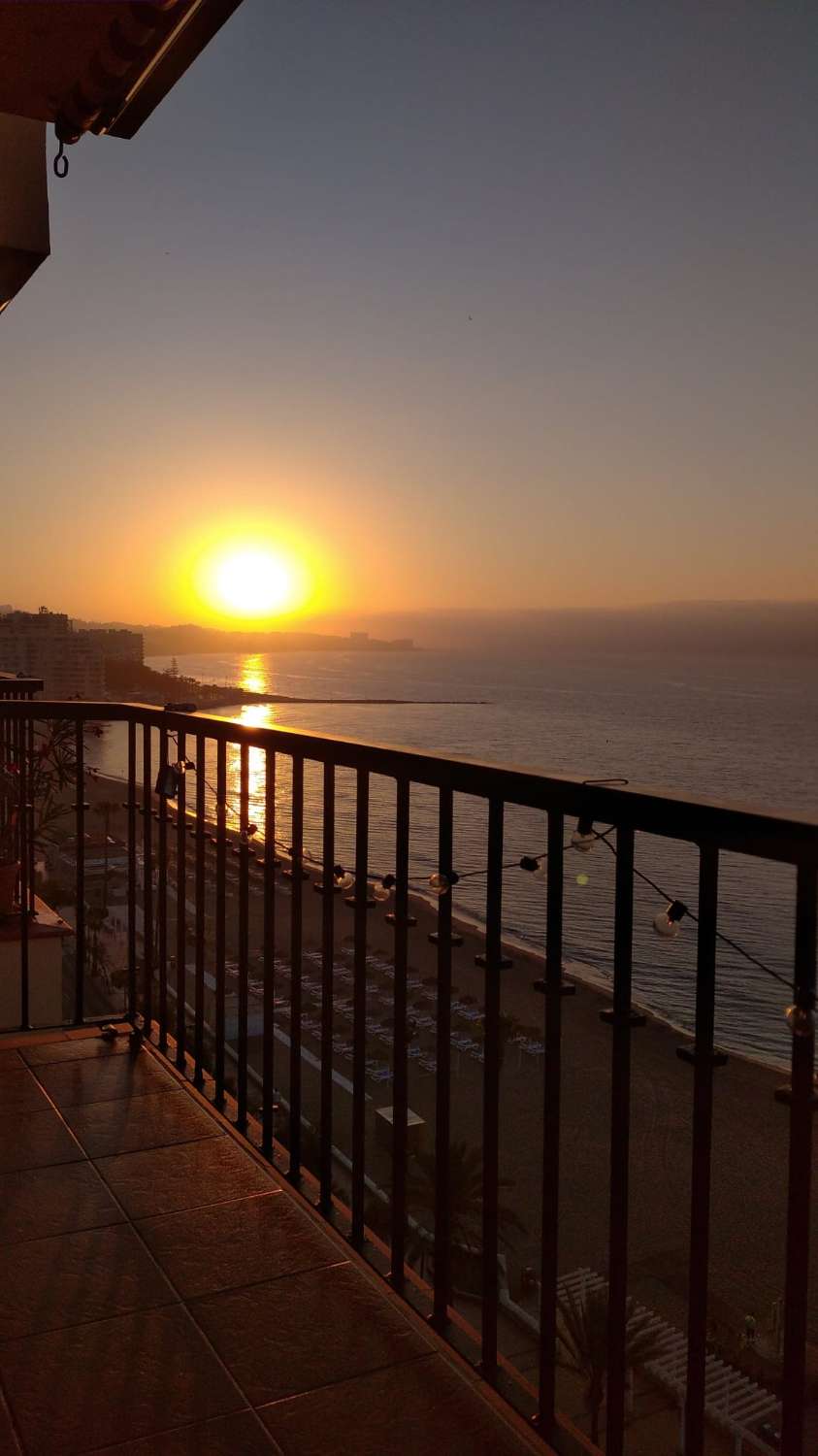 MEDIA TEMPORADA . SE ALQUILA  DESDE 1.10.26-31.05.27 MAGNIFICO ATICO   CON VISTAS AL MAR E EN ZONA LAS GAVIOTAS (FUENGIROLA )