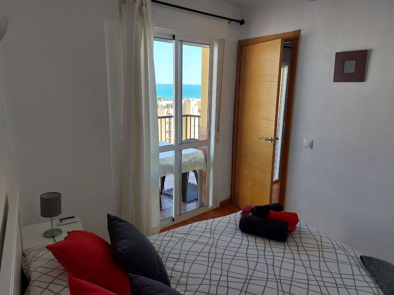 Se alquila desde 01/10/2026 hasta 30/06/27 bonito apartamento 1ª linea de playa  con vistas al mar en Playamar (Torremolinos)