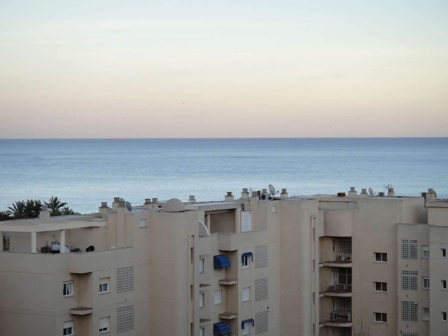 Se alquila desde 01/10/2026 hasta 30/06/27 bonito apartamento 1ª linea de playa  con vistas al mar en Playamar (Torremolinos)