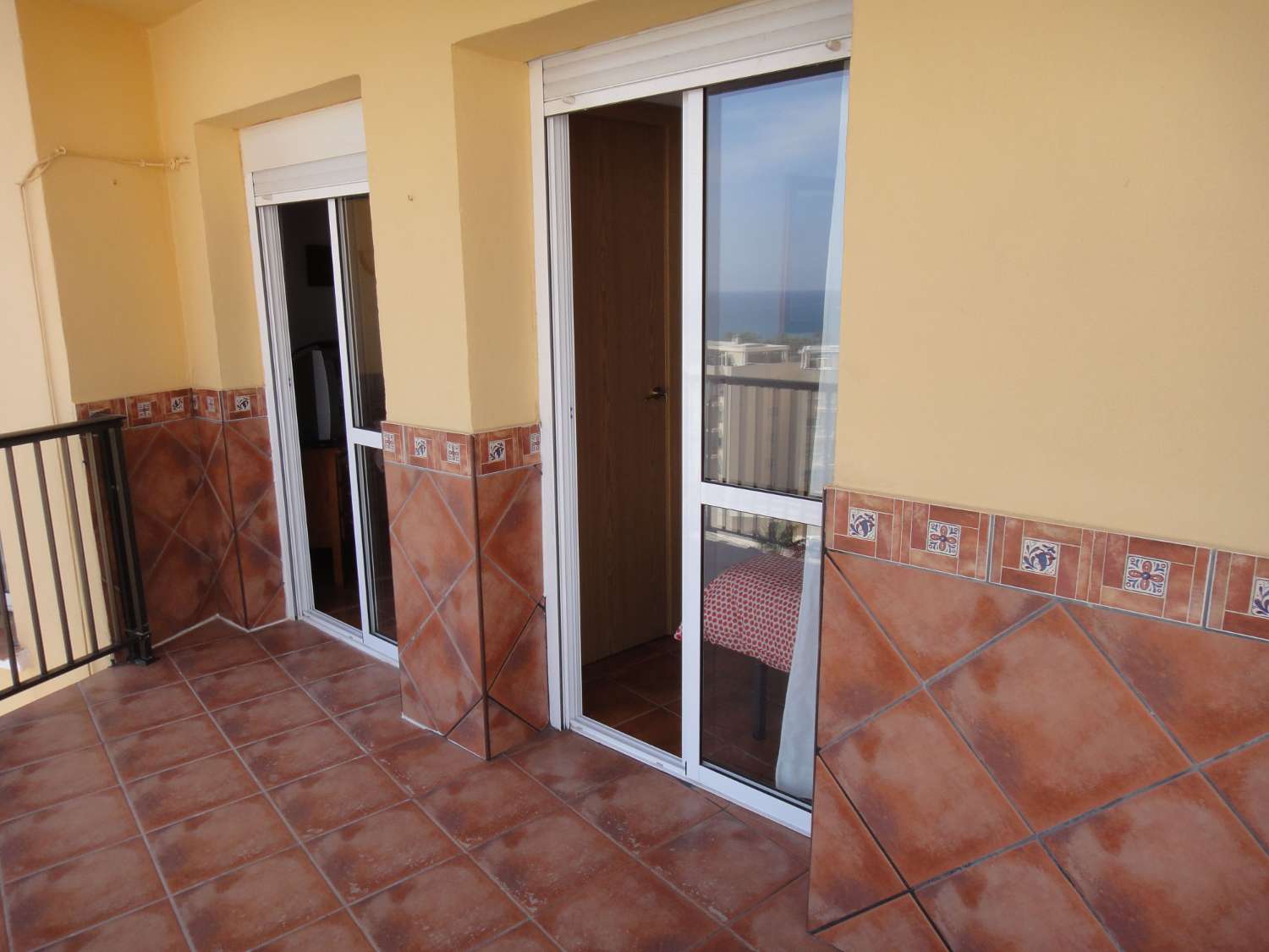 Se alquila desde 01/10/2026 hasta 30/06/27 bonito apartamento 1ª linea de playa  con vistas al mar en Playamar (Torremolinos)