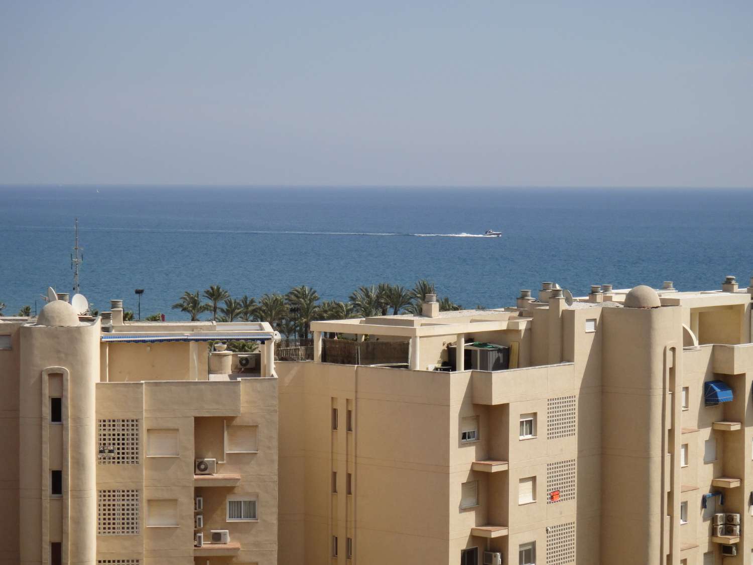 Se alquila desde 01/10/2026 hasta 30/06/27 bonito apartamento 1ª linea de playa  con vistas al mar en Playamar (Torremolinos)
