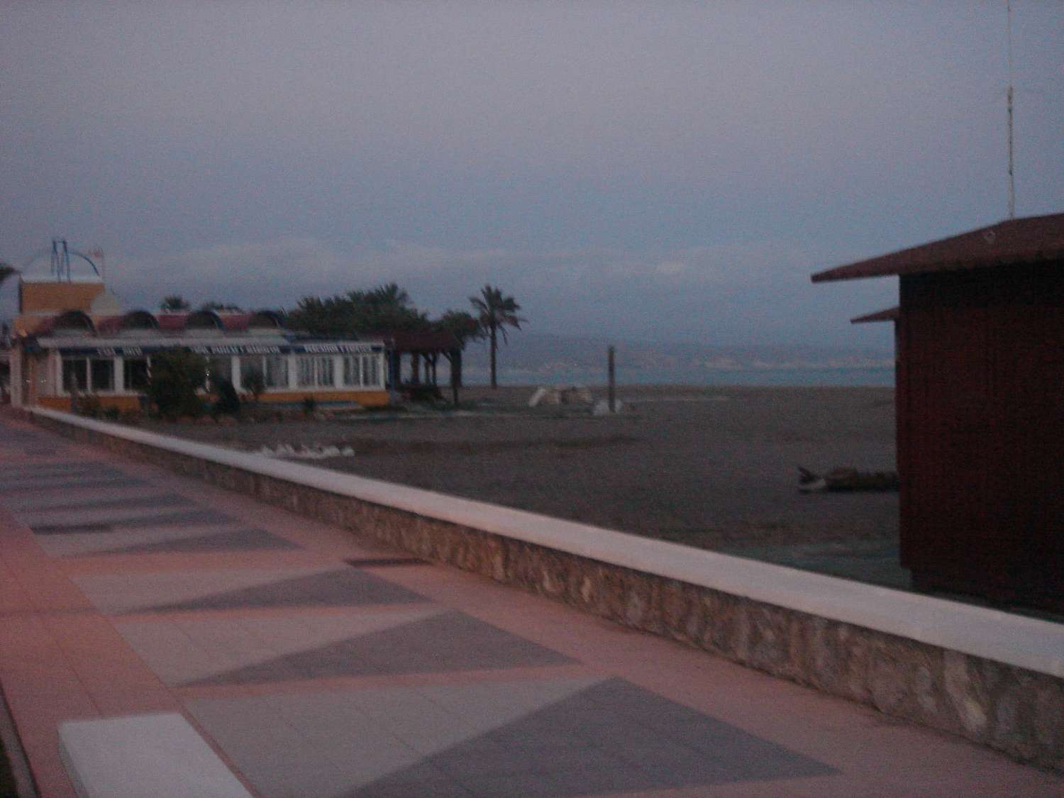 Se alquila desde 01/10/2026 hasta 30/06/27 bonito apartamento 1ª linea de playa  con vistas al mar en Playamar (Torremolinos)