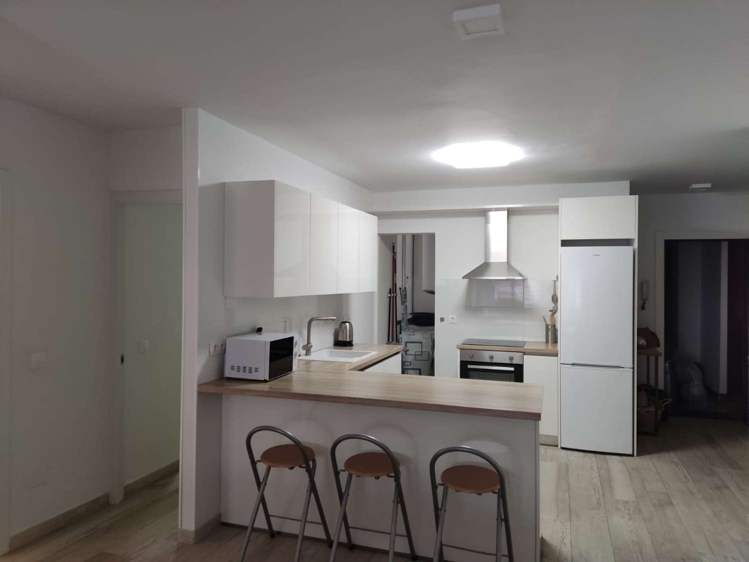 SE ALQUILA DESDE 01/09/26-30/06/27 BONITO APARTAMENTO EN 1ª LINEA DE PLAYA EN  FUENGIROLA