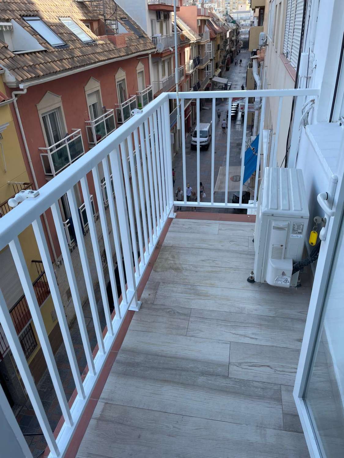 SE ALQUILA DESDE 01/09/26-30/06/27 BONITO APARTAMENTO EN 1ª LINEA DE PLAYA EN  FUENGIROLA