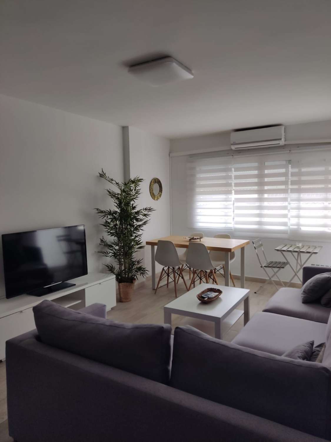 SE ALQUILA DESDE 01/09/26-30/06/27 BONITO APARTAMENTO EN 1ª LINEA DE PLAYA EN  FUENGIROLA