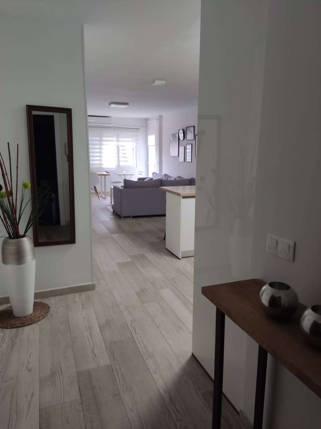 SE ALQUILA DESDE 01/09/26-30/06/27 BONITO APARTAMENTO EN 1ª LINEA DE PLAYA EN  FUENGIROLA