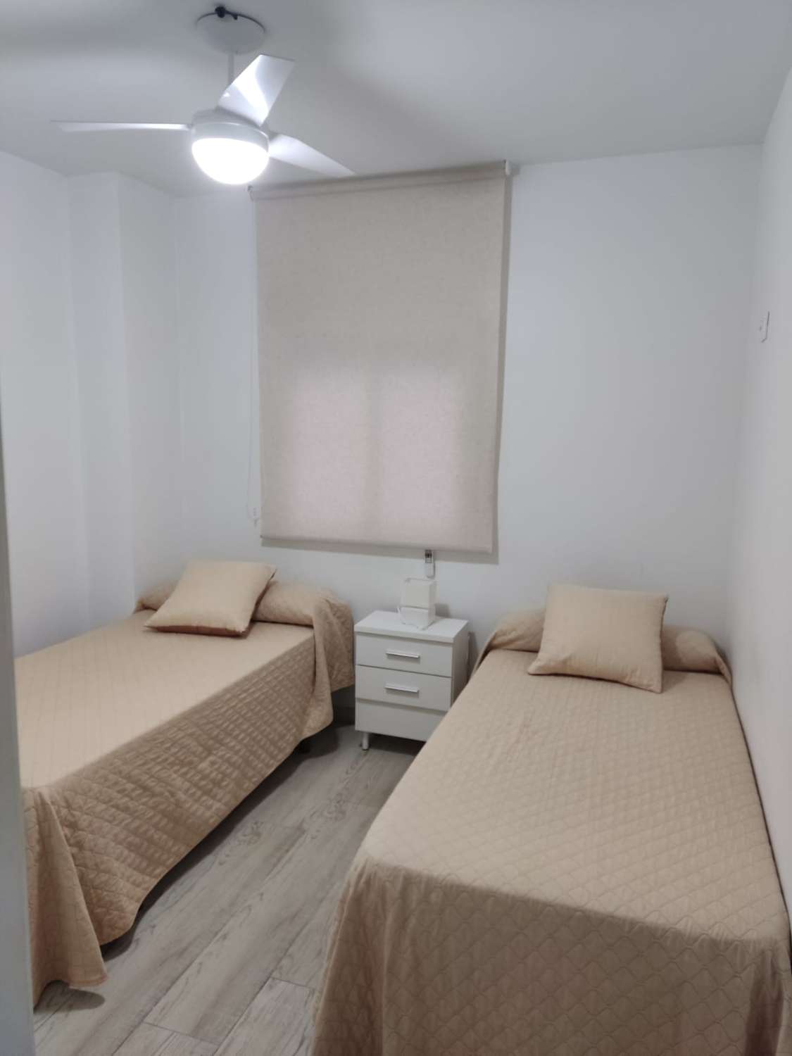 SE ALQUILA DESDE 01/09/26-30/06/27 BONITO APARTAMENTO EN 1ª LINEA DE PLAYA EN  FUENGIROLA