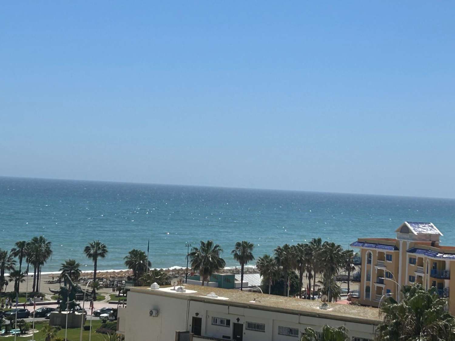 SE ALQUILA DESDE  1.11.26-30.6.27 MAGNIFICO APARTAMENTO CON VISTAS AL MAR EN 1ª LINEA DE PLAYA EN PLAYAMAR (TORREMOLINOS)
