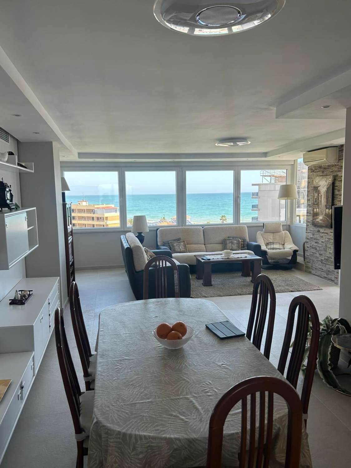 SE ALQUILA DESDE  1.11.26-30.6.27 MAGNIFICO APARTAMENTO CON VISTAS AL MAR EN 1ª LINEA DE PLAYA EN PLAYAMAR (TORREMOLINOS)