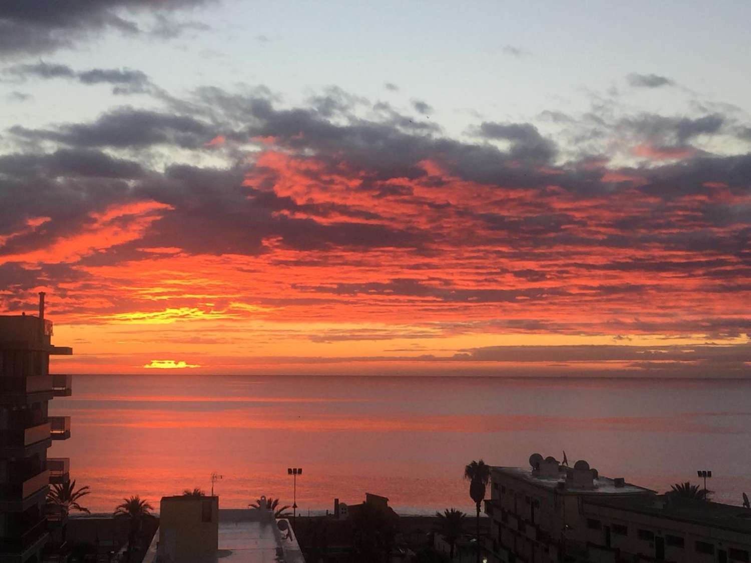 SE ALQUILA DESDE  1.11.26-30.6.27 MAGNIFICO APARTAMENTO CON VISTAS AL MAR EN 1ª LINEA DE PLAYA EN PLAYAMAR (TORREMOLINOS)