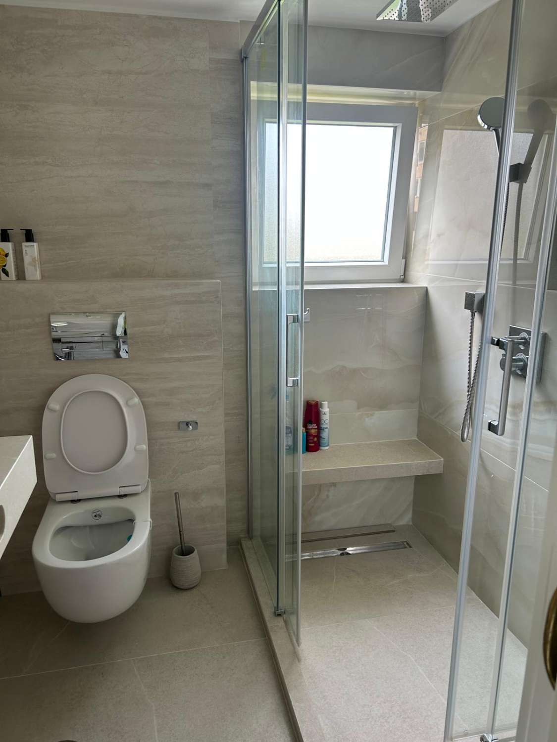 SE ALQUILA DESDE  1.11.26-30.6.27 MAGNIFICO APARTAMENTO CON VISTAS AL MAR EN 1ª LINEA DE PLAYA EN PLAYAMAR (TORREMOLINOS)