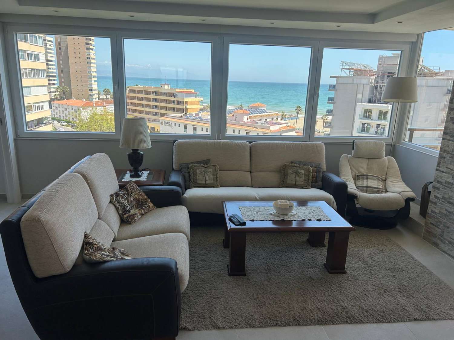 SE ALQUILA DESDE  1.11.26-30.6.27 MAGNIFICO APARTAMENTO CON VISTAS AL MAR EN 1ª LINEA DE PLAYA EN PLAYAMAR (TORREMOLINOS)