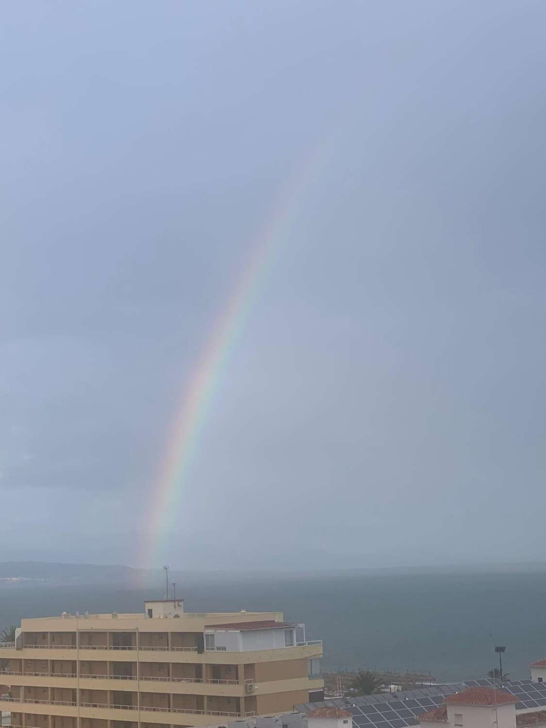 SE ALQUILA DESDE  1.11.26-30.6.27 MAGNIFICO APARTAMENTO CON VISTAS AL MAR EN 1ª LINEA DE PLAYA EN PLAYAMAR (TORREMOLINOS)