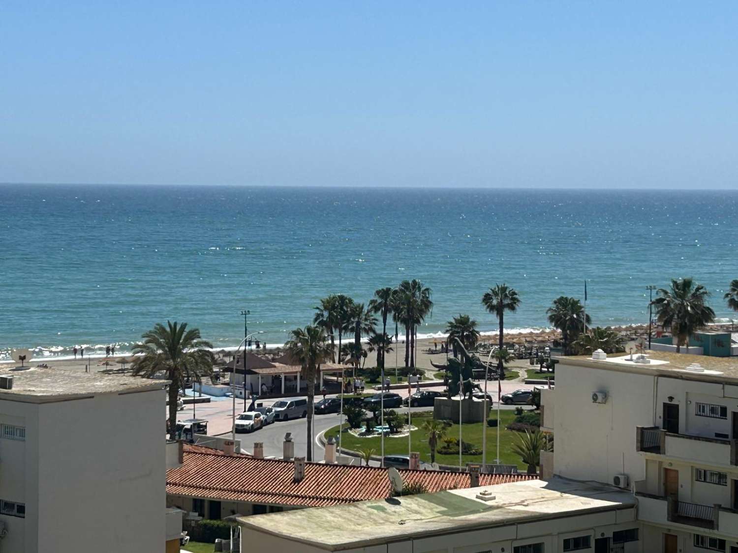 SE ALQUILA DESDE  1.11.26-30.6.27 MAGNIFICO APARTAMENTO CON VISTAS AL MAR EN 1ª LINEA DE PLAYA EN PLAYAMAR (TORREMOLINOS)