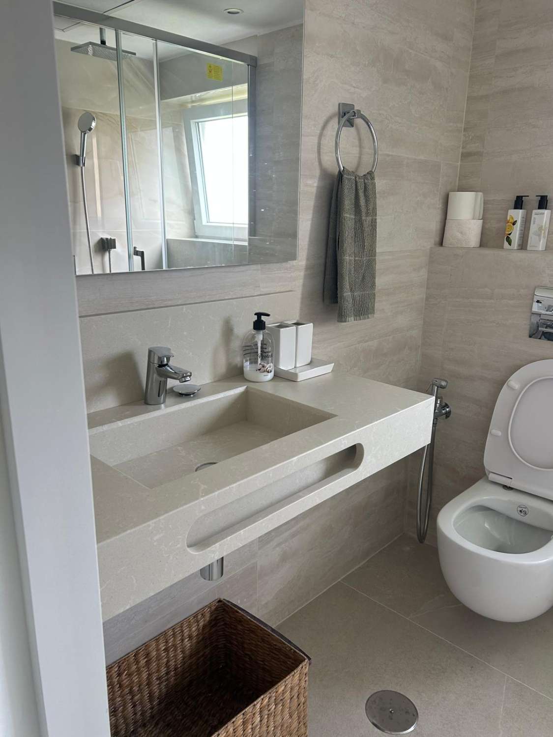 SE ALQUILA DESDE  1.11.26-30.6.27 MAGNIFICO APARTAMENTO CON VISTAS AL MAR EN 1ª LINEA DE PLAYA EN PLAYAMAR (TORREMOLINOS)