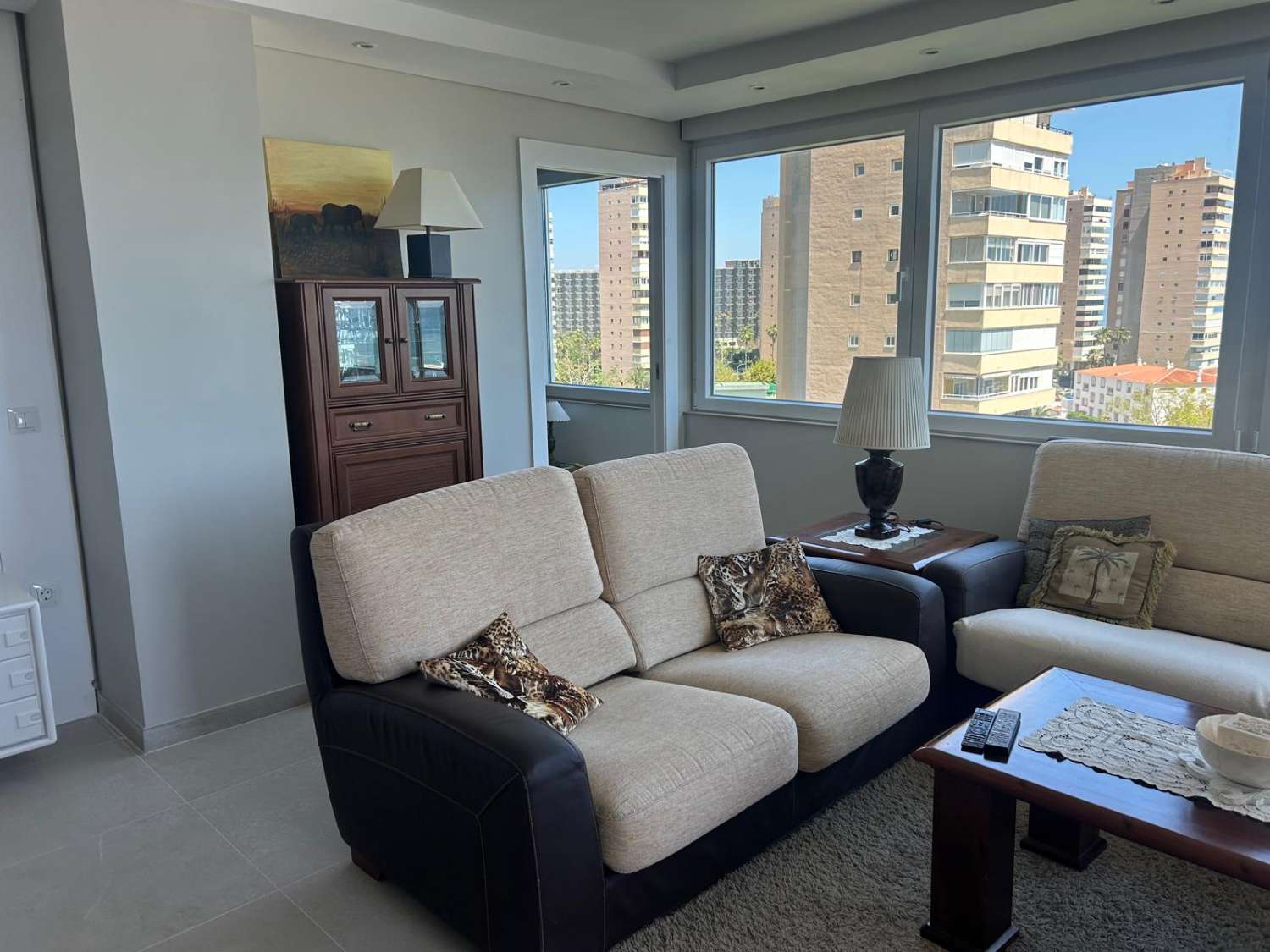 SE ALQUILA DESDE  1.11.26-30.6.27 MAGNIFICO APARTAMENTO CON VISTAS AL MAR EN 1ª LINEA DE PLAYA EN PLAYAMAR (TORREMOLINOS)