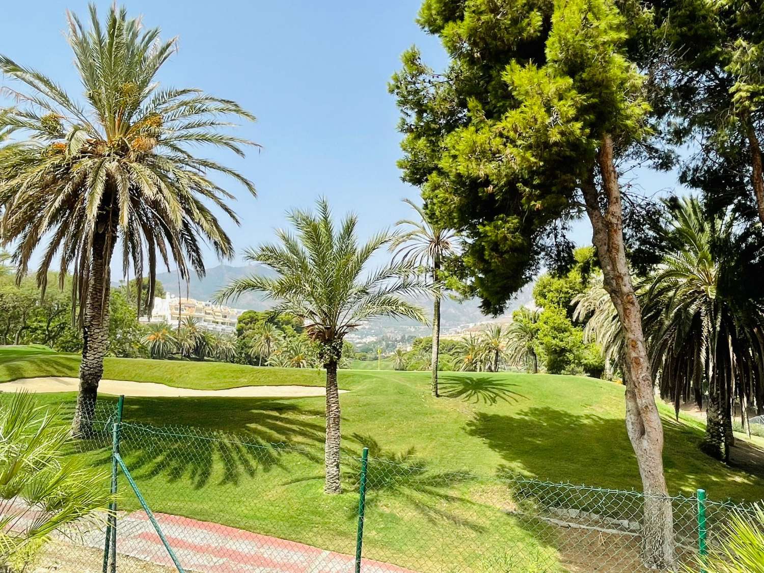 MEDIA TEMPORADA . SE ALQUILA DEL 1.9.26-15.6.27.BONITO APARTAMENTO CERCA DEL CAMPO DE GOLF DE TORREQUEBRADA (BENALMADENA