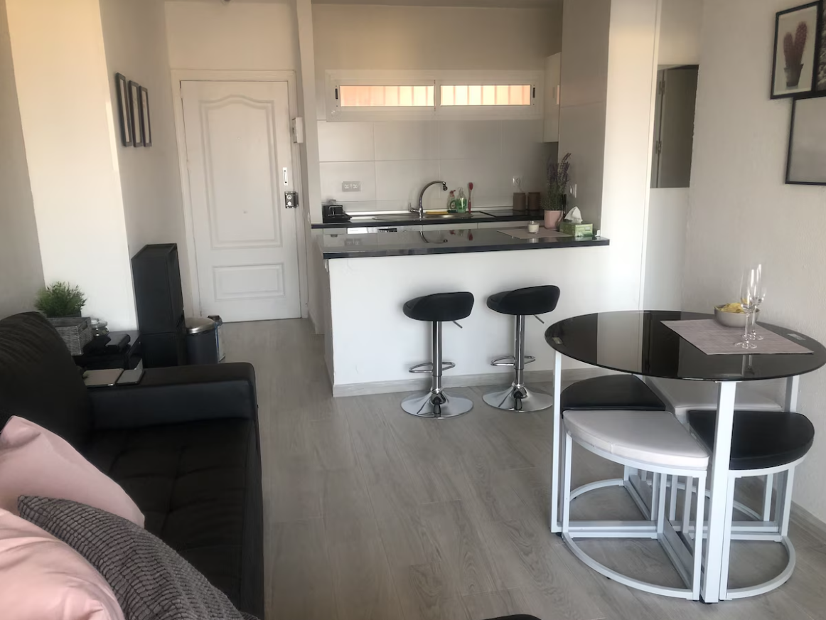 Se alquila hasta 30/06/2026 y desde 01/09/2026 hasta 30/06/2027 bonito apartamento con vistas al mar en 1ª linea de playa en Benalmádena