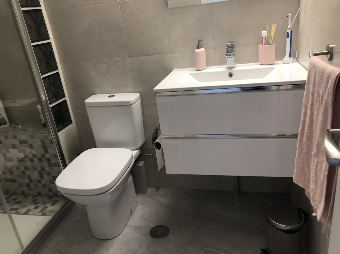 Se alquila hasta 30/06/2026 y desde 01/09/2026 hasta 30/06/2027 bonito apartamento con vistas al mar en 1ª linea de playa en Benalmádena