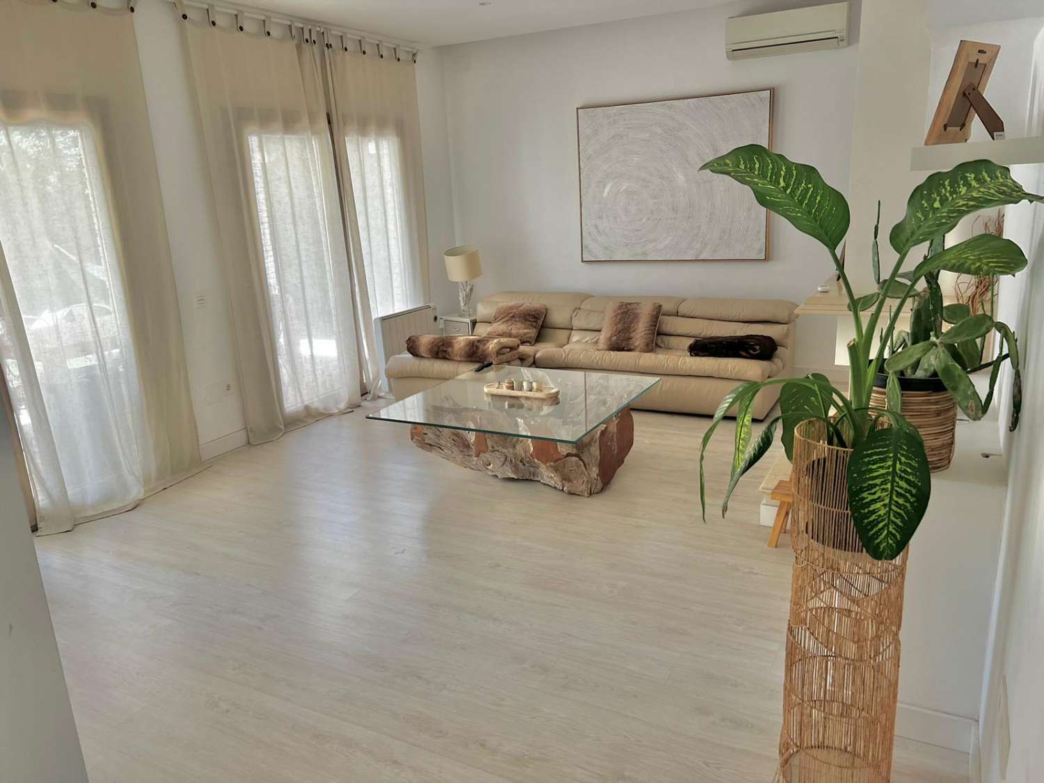 Se alquila  desde  01/10/25 hasta 30/06/26 . magnífica villa en zona de Playamar ( Torremolinos )