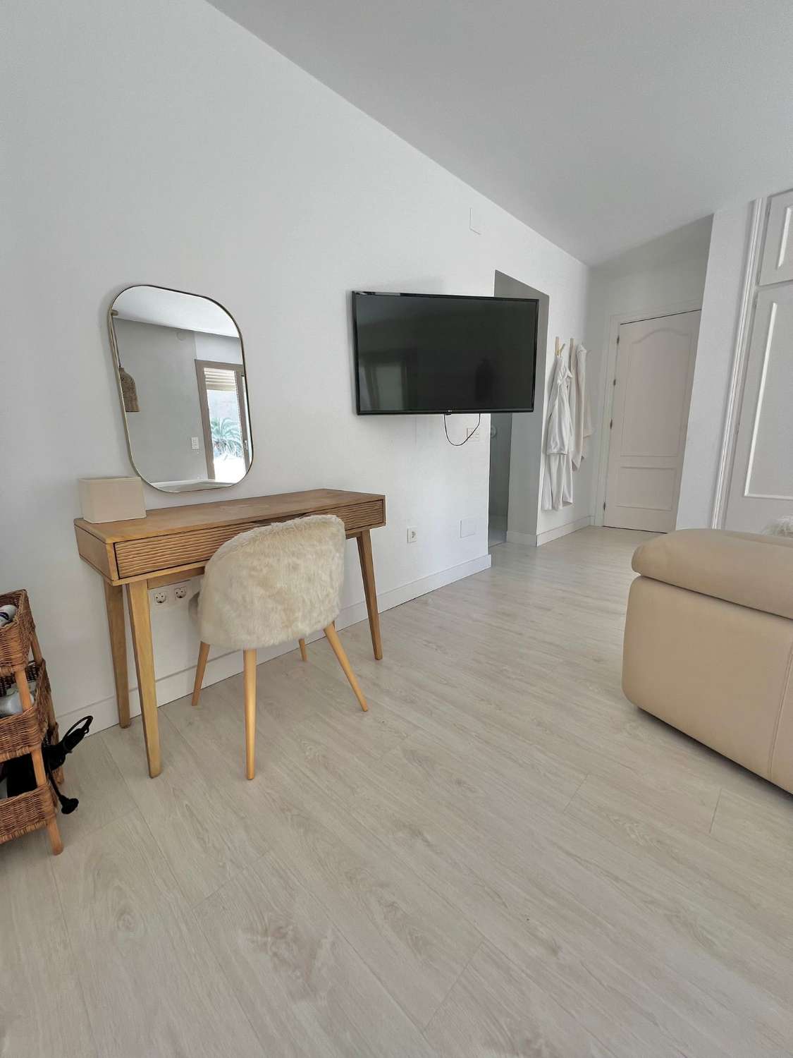 Se alquila  desde  01/10/25 hasta 30/06/26 . magnífica villa en zona de Playamar ( Torremolinos )