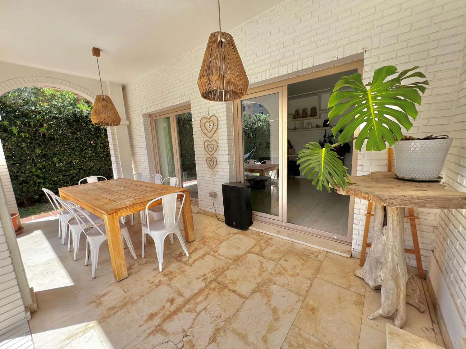 Se alquila  desde  01/10/25 hasta 30/06/26 . magnífica villa en zona de Playamar ( Torremolinos )