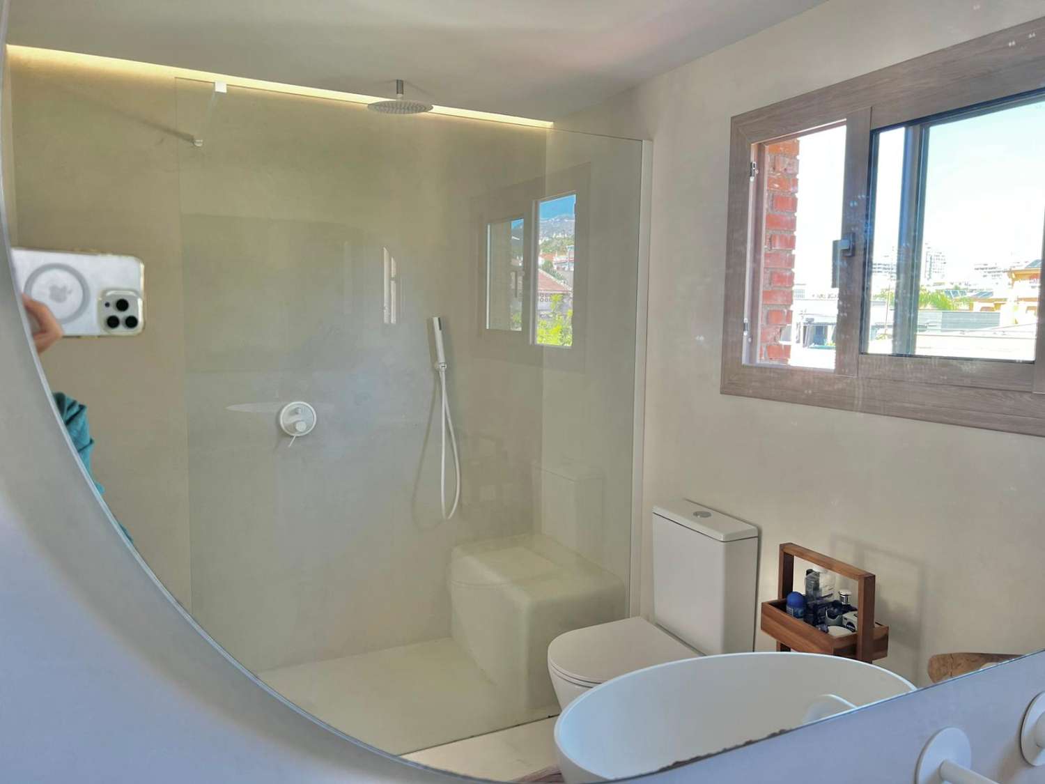 Se alquila  desde  01/10/25 hasta 30/06/26 . magnífica villa en zona de Playamar ( Torremolinos )