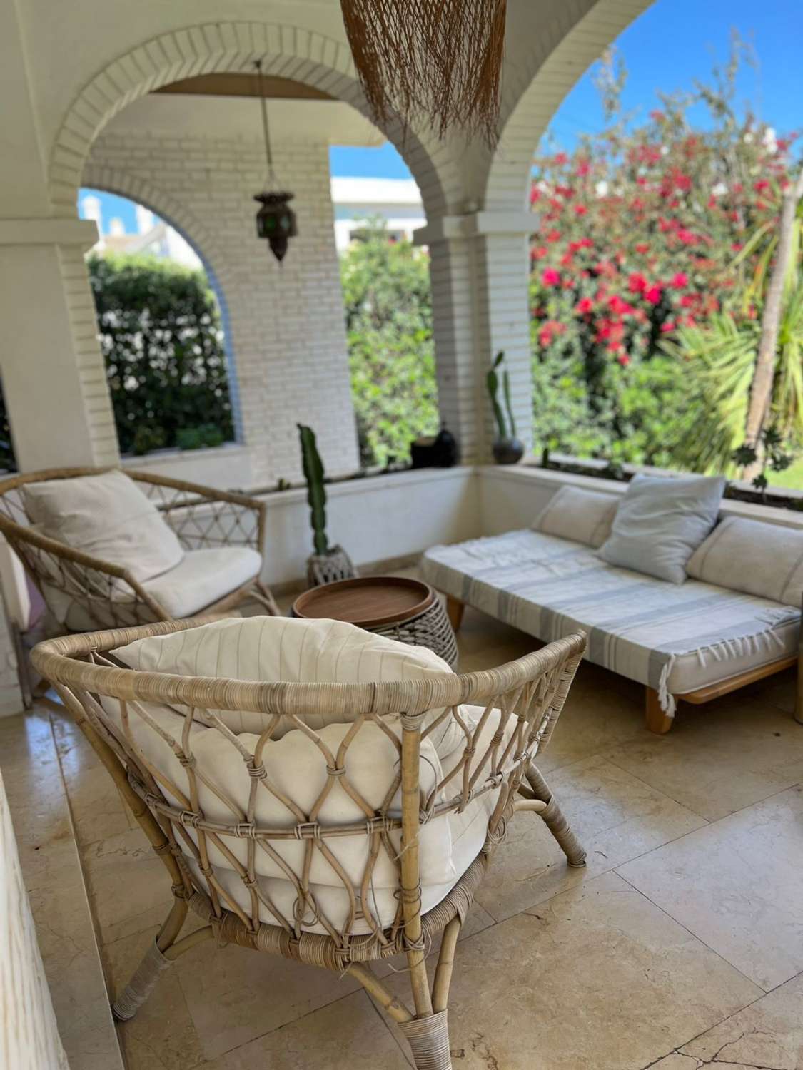 Se alquila  desde  01/10/25 hasta 30/06/26 . magnífica villa en zona de Playamar ( Torremolinos )