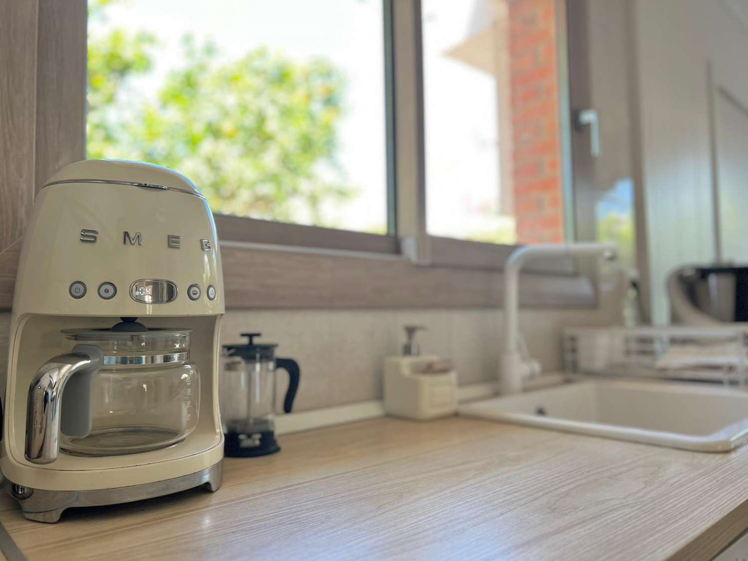 Se alquila  desde  01/10/25 hasta 30/06/26 . magnífica villa en zona de Playamar ( Torremolinos )