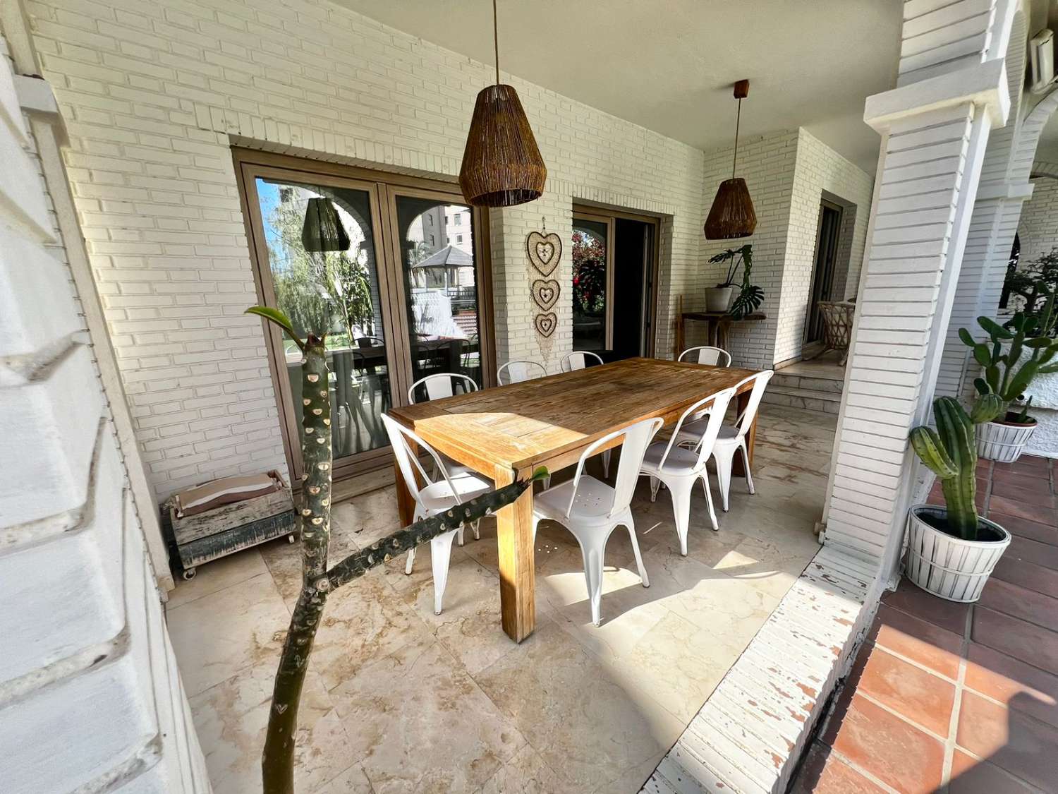 Se alquila  desde  01/10/25 hasta 30/06/26 . magnífica villa en zona de Playamar ( Torremolinos )